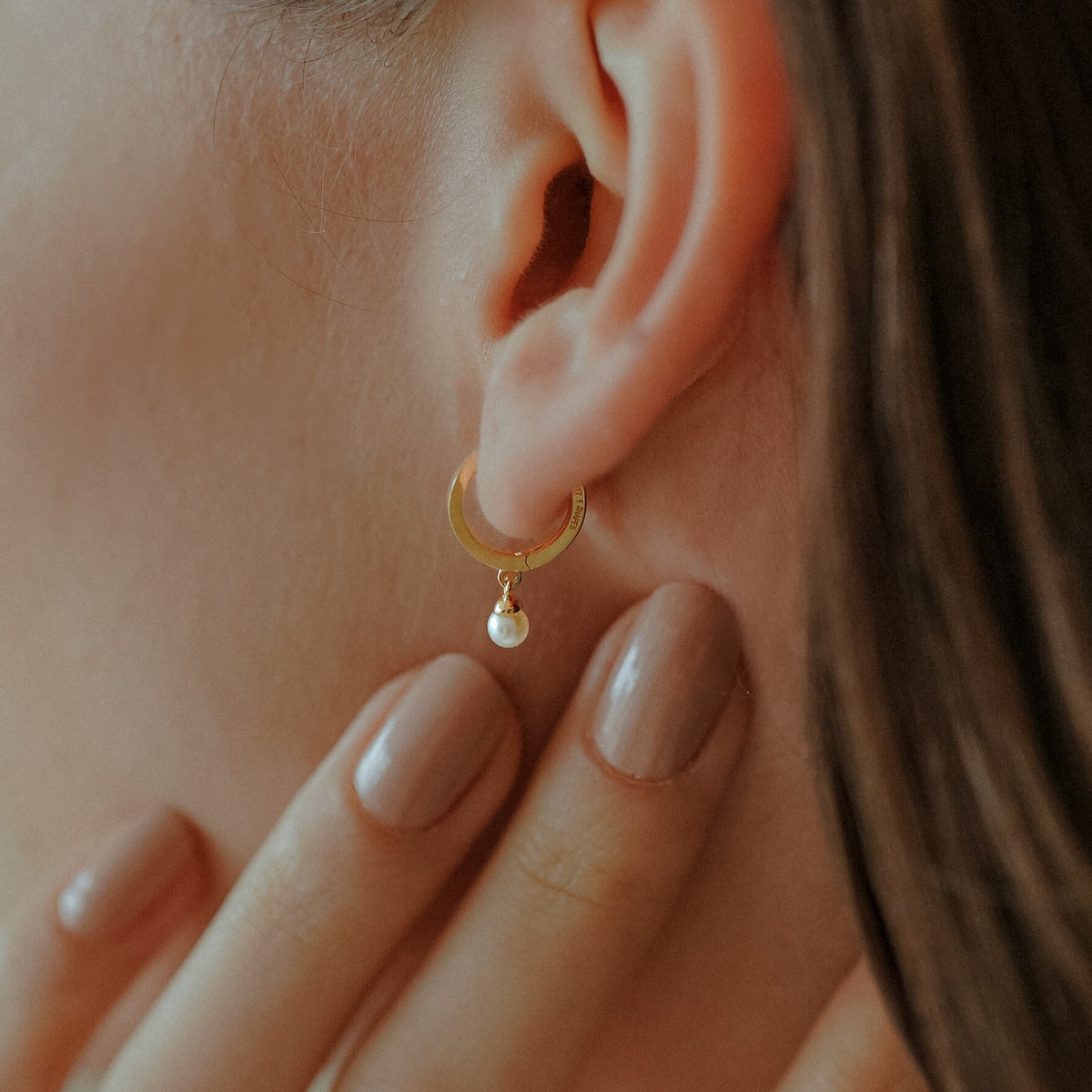 【Shapes Studio】10K Pearl Drop Huggiesピアス Pearl Drop Huggies [10K Solid Gold] – Shapes Studio