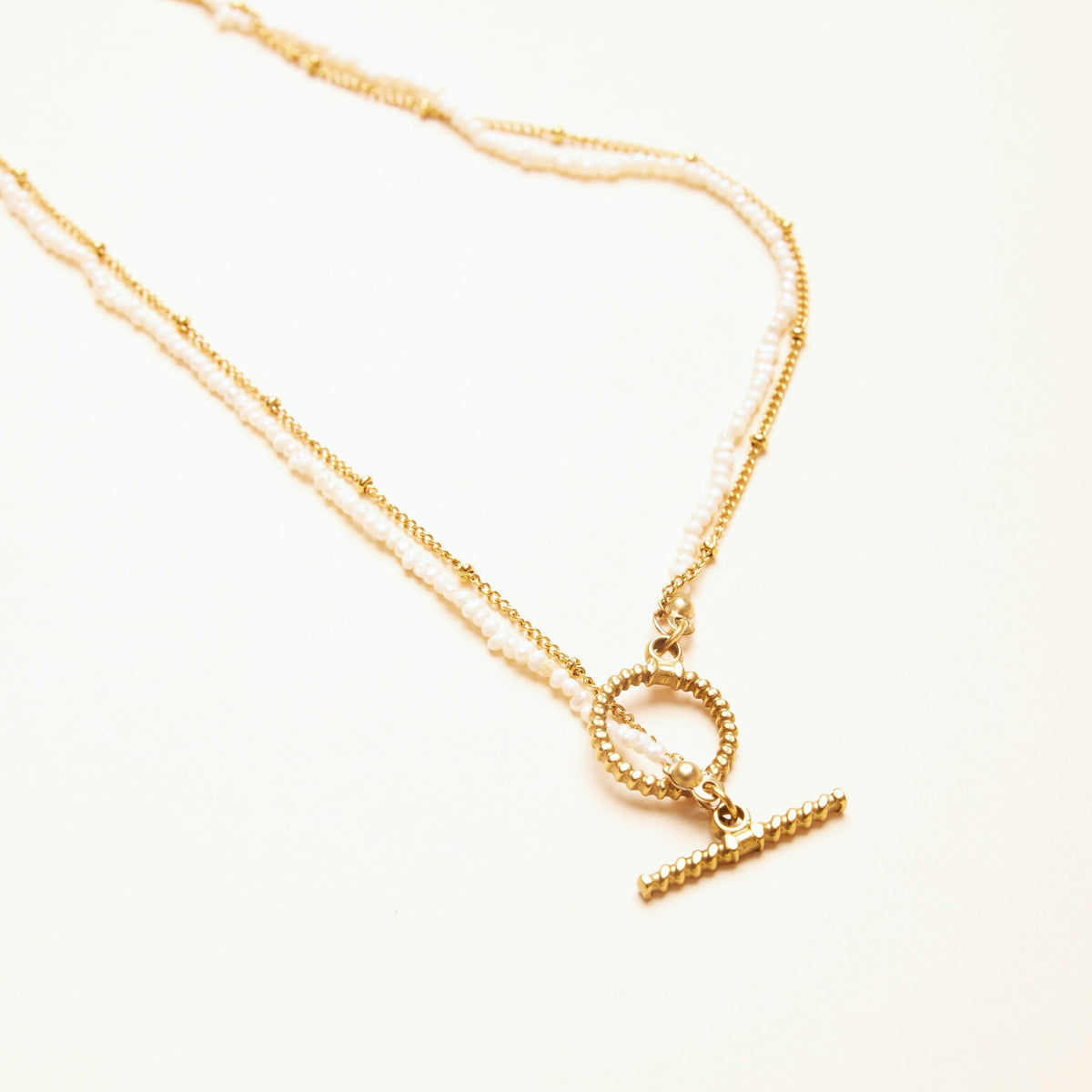【Shapes Studio】Mini Pearl Double Chain Toggleネックレス Mini Pearl Double Chain Toggle Necklace – Shapes Studio