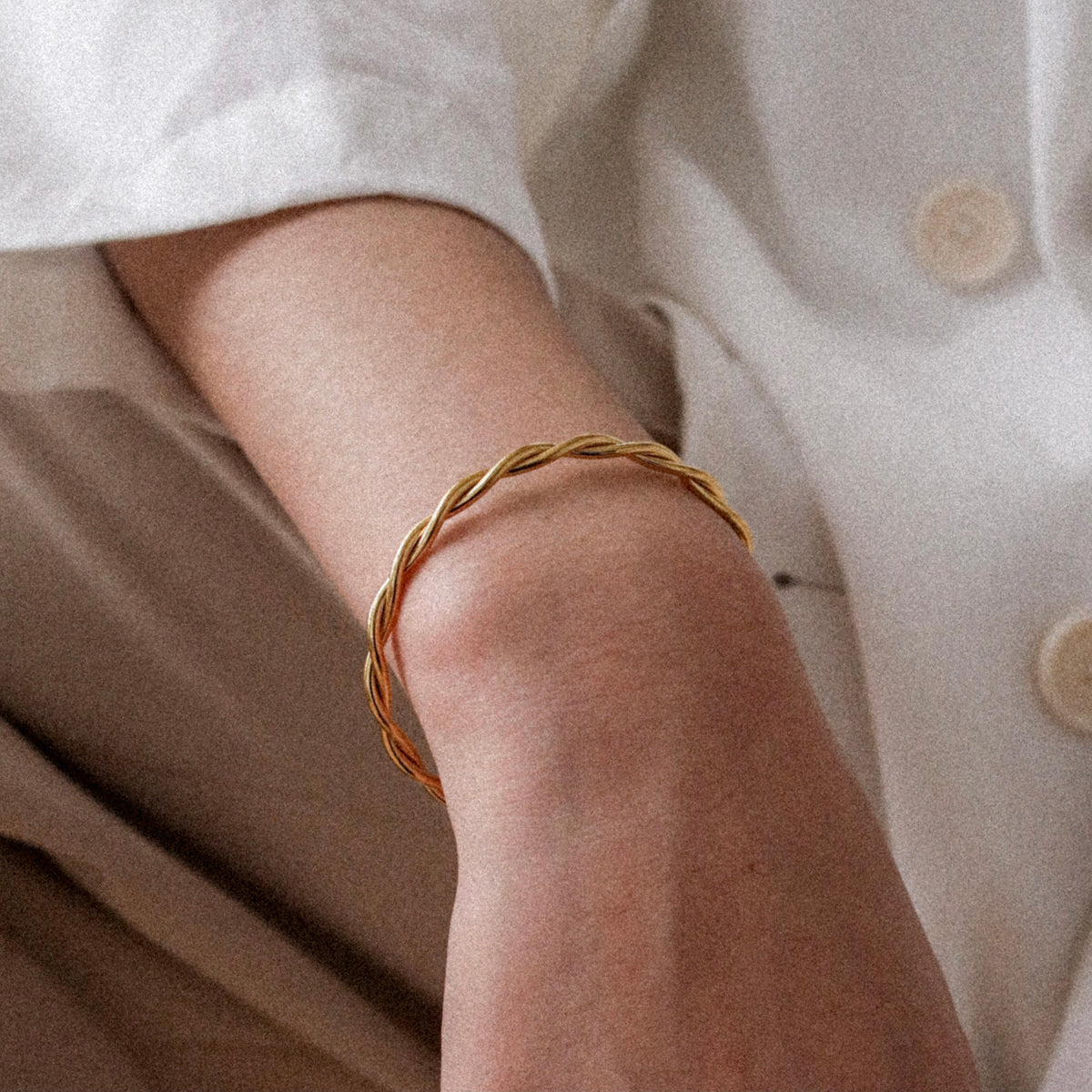 【Shapes Studio】 MINIMALIST TWIST CUFFブレスレット Minimalist Twist Cuff Bangle – Shapes Studio
