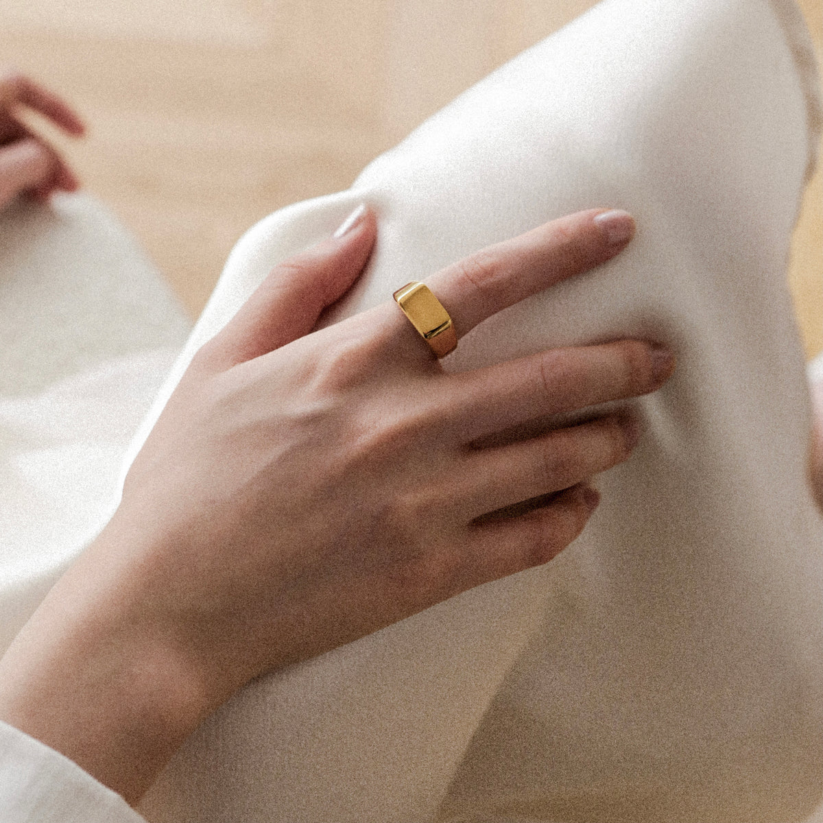 【Shapes Studio】MINIMALIST CHICシグネットリング Shapes Studio】MINIMALIST CHICシグネットリング 指輪・リング